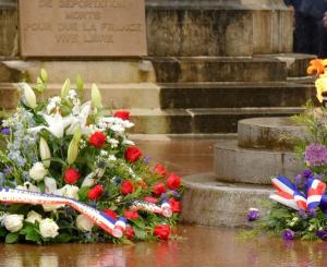 La comménoration du 8 mai 1945 à l'Arc de Triomphe. Le 8 mai : un jour férié commémorant la fin de la seconde guerre mondiale.