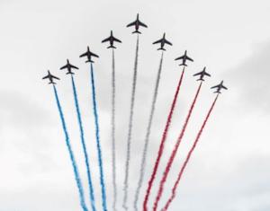La patrouille de France survole les Champs-Élysées lors de la fête Nationale du 14 juillet. Fête Nationale du 14 juillet : un jour férié à date fixe.