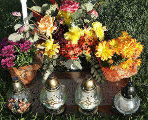 Un cimetière fleuri pour la Toussaint le 1er novembre. La Toussaint : le 1er novembre.
