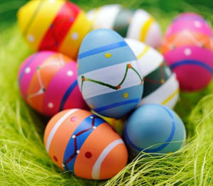Chasse aux oeufs en famille le lundi de Pâques. Le Lundi de Pâques : un jour férié d'origine chrétienne.