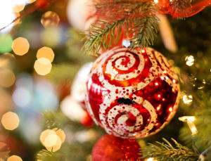 Noël, un jour férié synonyme de décorations, de sapins, de fêtes en famille et de cadeaux. Le 25 décembre : un jour férié dédié à la fête de Noël